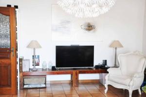 TV a/nebo společenská místnost v ubytování Pala Stays - Casa vacanze fronte mare