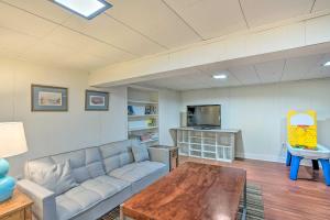 Fotografie z fotogalerie ubytování Elegant Charles Town Home Grill, Walk Dtwn! v destinaci Charles Town