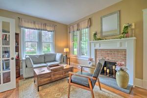 Fotografie z fotogalerie ubytování Elegant Charles Town Home Grill, Walk Dtwn! v destinaci Charles Town