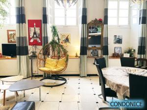 CondoNice في نيس: غرفة طعام مع طاولة وكراسي