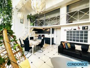 CondoNice في نيس: غرفة معيشة مع أريكة وطاولة