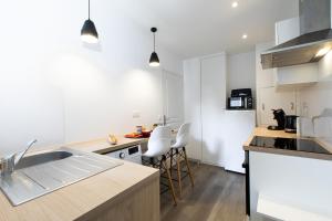 eine Küche mit einer Spüle und einer Arbeitsplatte in der Unterkunft Le Red St Léon : Lit Queen Size * WIFI * Idéal Couple in Colmar