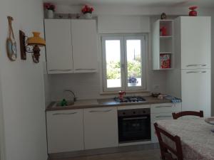 Kuchyňa alebo kuchynka v ubytovaní Residence LA VELA fronte mare
