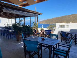 アエギアリにあるPelagosの海の景色を望むパティオ(テーブル、椅子付)
