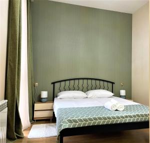 um quarto com uma cama com duas toalhas em Apartment D. Digomi em Tbilisi