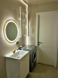 uma casa de banho com um lavatório e uma máquina de lavar roupa em Apartment D. Digomi em Tbilisi