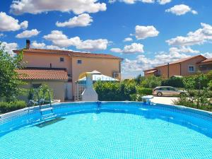- une piscine en face d'une maison dans l'établissement Apartment Radeki Glavica 112b, à Loborika