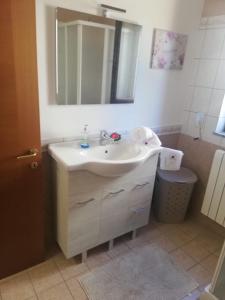łazienka z umywalką i lustrem w obiekcie Rosahouse w mieście Lecce +23 zdjęcia