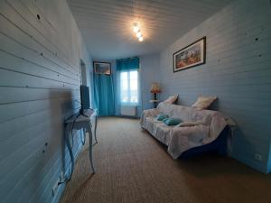 a room with a bed and a television in it at aux hirondelles du lac in Le Mêle-sur-Sarthe