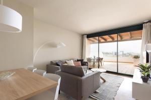 巴塞隆納的住宿－Ola Living Merce，客厅配有沙发和桌子