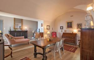 een woonkamer met een houten tafel en stoelen bij Villa A Ventosa in Bastia