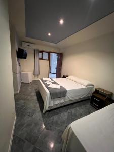 Una cama o camas en una habitación de Tortuguita Ossos - Suítes