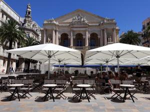 2 pièces avec patio dans le centre de Toulon 레스토랑 또는 맛집