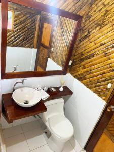 Ett badrum på La Posada de Mindo