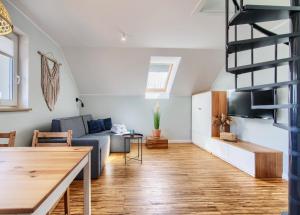 フミエルノにあるApartament Lazurowyのソファとテーブルのあるリビングルーム