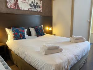 Postel nebo postele na pokoji v ubytování SHELDER Hôtel - CHERBOURG EN COTENTIN - Equeurdreville