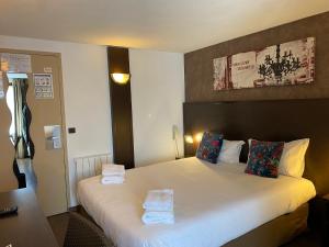 Postel nebo postele na pokoji v ubytování SHELDER Hôtel - CHERBOURG EN COTENTIN - Equeurdreville