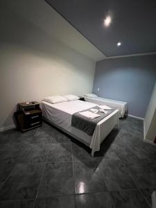 Ένα ή περισσότερα κρεβάτια σε δωμάτιο στο Tortuguita Ossos - Suítes
