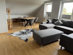 a living room with a couch and a table at Neustädter Hof Hotel Garni in Neustadt am Rübenberge