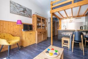 Kuchyňa alebo kuchynka v ubytovaní Cosy 40m With Balcony In The Heart Of Chamonix
