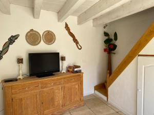 TV at/o entertainment center sa Le Carignan