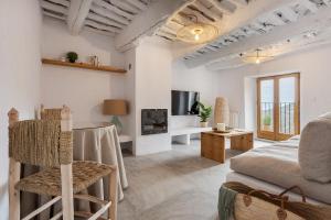 a living room with a bed and a tv at Casa Santiago House Boutique in Capileira