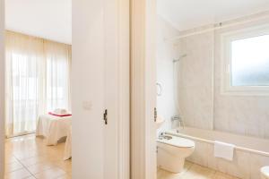 łazienka z toaletą, wanną i umywalką w obiekcie 17 LOS CRISTIANOS CENTRAL by the BEACH ,WiFi w Aronie +23 zdjęcia