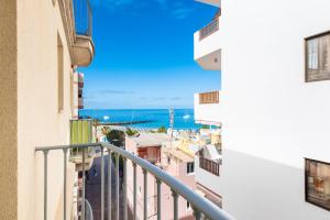 widok na ocean z balkonu budynku w obiekcie 17 LOS CRISTIANOS CENTRAL by the BEACH ,WiFi w Aronie
