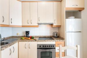 Kuchnia lub aneks kuchenny w obiekcie 17 LOS CRISTIANOS CENTRAL by the BEACH ,WiFi