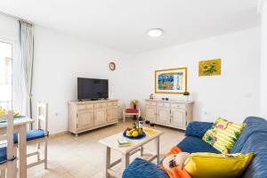 Telewizja i/lub zestaw kina domowego w obiekcie 17 LOS CRISTIANOS CENTRAL by the BEACH ,WiFi