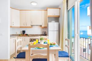 Kuchnia lub aneks kuchenny w obiekcie 17 LOS CRISTIANOS CENTRAL by the BEACH ,WiFi