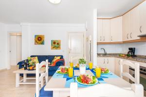 Kuchnia lub aneks kuchenny w obiekcie 17 LOS CRISTIANOS CENTRAL by the BEACH ,WiFi