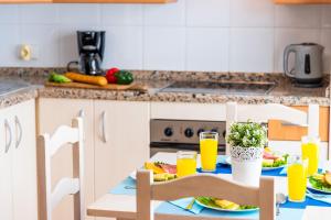 Kuchnia lub aneks kuchenny w obiekcie 17 LOS CRISTIANOS CENTRAL by the BEACH ,WiFi