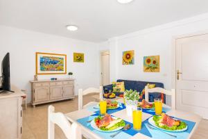 Telewizja i/lub zestaw kina domowego w obiekcie 17 LOS CRISTIANOS CENTRAL by the BEACH ,WiFi