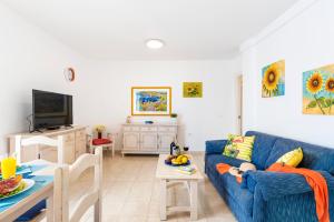 salon z niebieską kanapą i stołem w obiekcie 17 LOS CRISTIANOS CENTRAL by the BEACH ,WiFi w Aronie