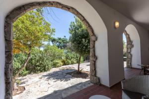 un arco in una casa che guarda verso un giardino di Il Posto delle Fragole a Castro di Lecce