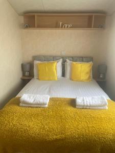 Postel nebo postele na pokoji v ubytování Calypso Hot Tub Breaks Tattershall Lakes Pet Friendly + 26 fotografií