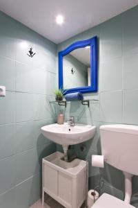 ポルトにあるOporto Blue Picaria - Unique Citycenter Apartmentのバスルーム(洗面台、鏡、トイレ付)