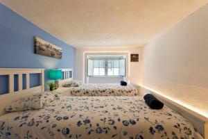 Postel nebo postele na pokoji v ubytování Oporto Blue Picaria - Unique Citycenter Apartment