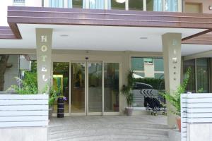 una entrada a un edificio con puertas de cristal en Hotel Riz, en Cervia