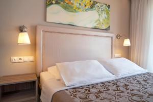 Ein Bett oder Betten in einem Zimmer der Unterkunft Hippocampus Hotel