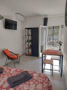Saint-DidierにあるMaison d'Hôtes & Spa La Chêneraie-Provence Ventouxのベッドとテーブルと机のある寝室