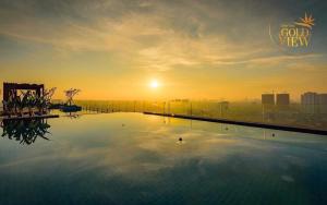 una gran piscina con puesta de sol en el fondo en Luxury Gold Apartment 86 -Rooftop Pool Central City, en Ho Chi Minh