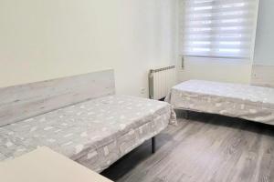 Cette chambre comprend 2 lits et une fenêtre. dans l'établissement Apartamento soleado 1, à Lloret de Mar