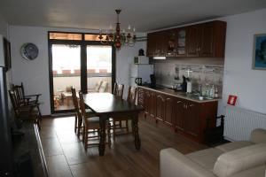 eine Küche und ein Esszimmer mit Tisch und Stühlen in der Unterkunft Colev Rooms in Focşani