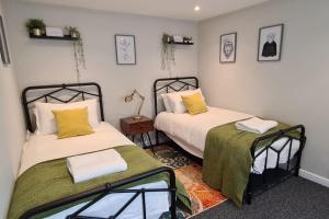 een slaapkamer met 2 bedden en een tafel bij Morris Lodge, Southampton - 1 bedroom, Free WIFI & Parking in Southampton