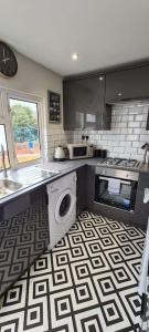 een keuken met een wasmachine in het midden van de vloer bij Morris Lodge, Southampton - 1 bedroom, Free WIFI & Parking in Southampton