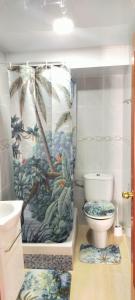 a bathroom with a shower curtain with a toilet at 2 Tus vacaciones ideales en TARRAGONA in Tarragona