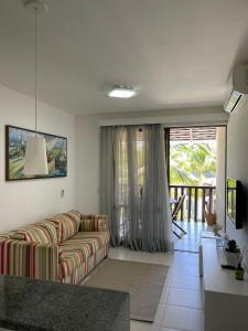 Flat no Nannai Residence في بورتو دي غالينهاس: غرفة معيشة مع أريكة وشرفة +17 صورة