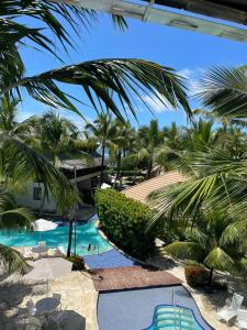 Flat no Nannai Residence في بورتو دي غالينهاس: منظر للمسبح في المنتجع